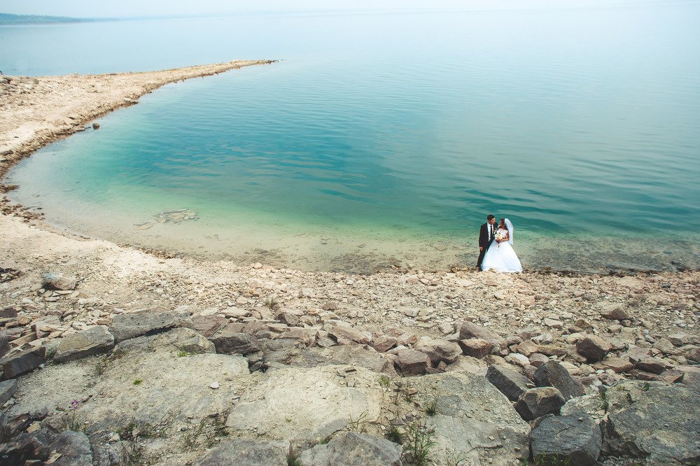 молодожены