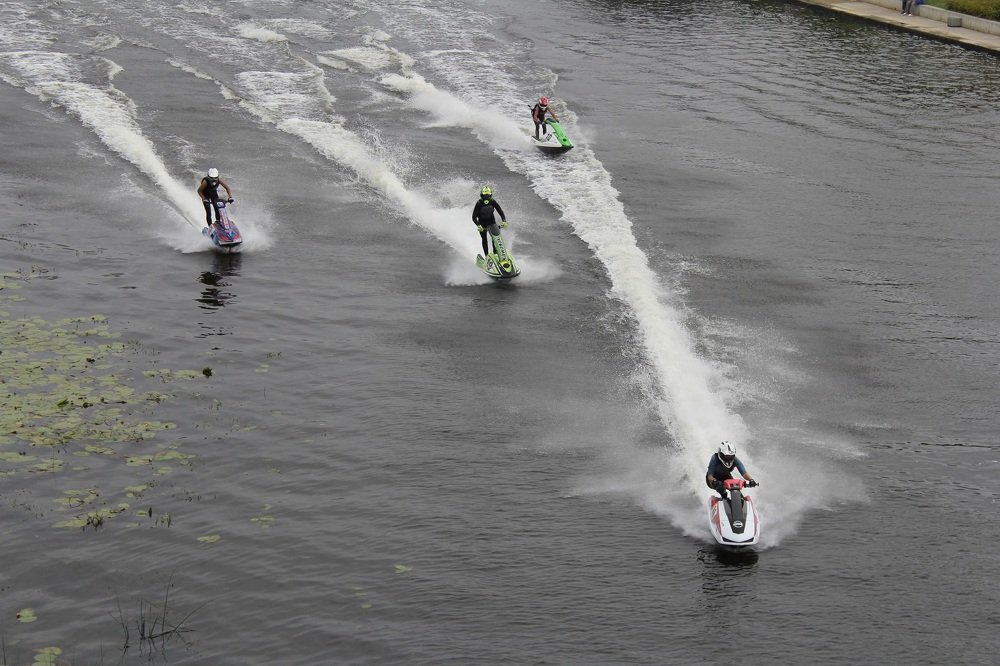Разрезая водную гладь...