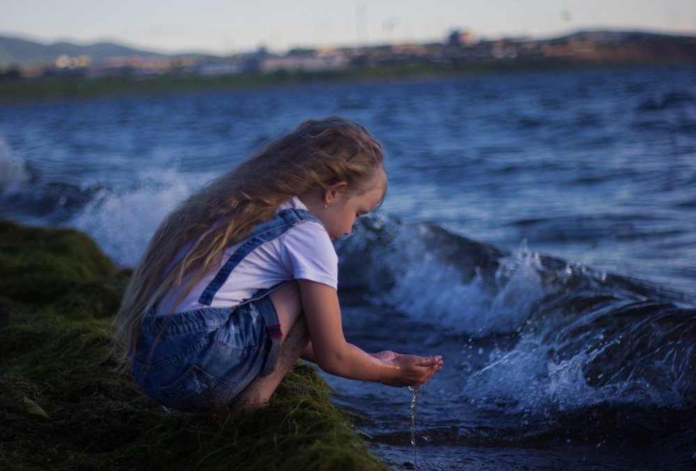девочка и море
