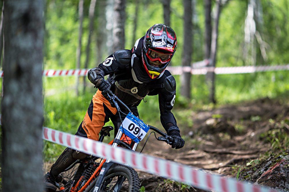 Скоростной спуск. Крайне сосредоточен.