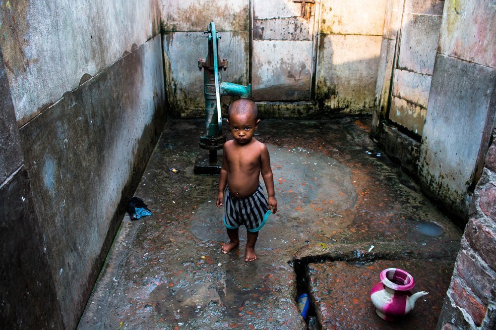 A baby girl alone in rural tubewell