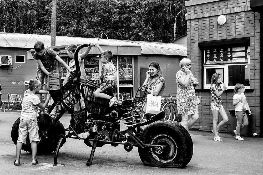 Пусть мальчик мальчиком растёт и - девочкою девочка...