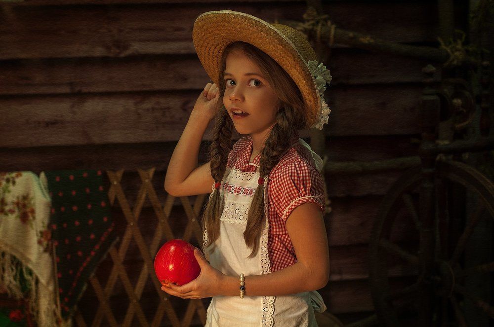 Девочка с яблочком