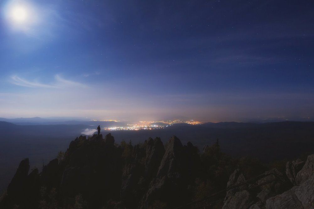 Под светом полной луны