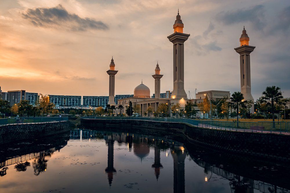 Bukit Jelutong Malaysia Mosque during sunset.