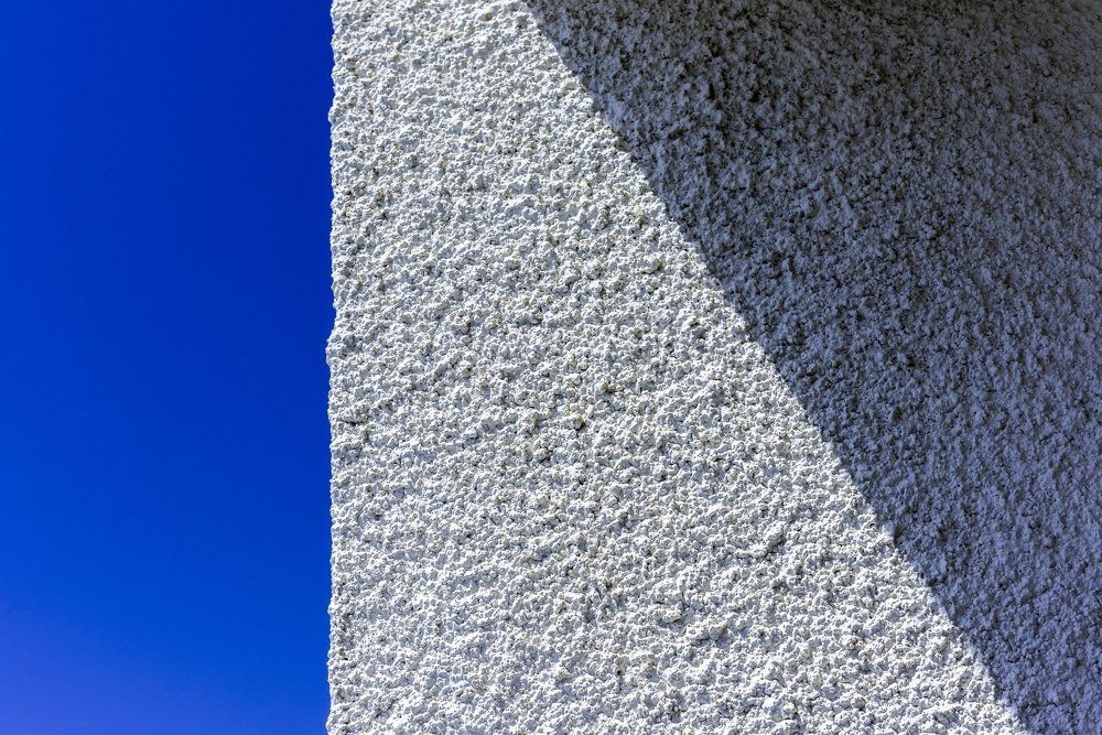 Простые фигуры: небо, стена, тень