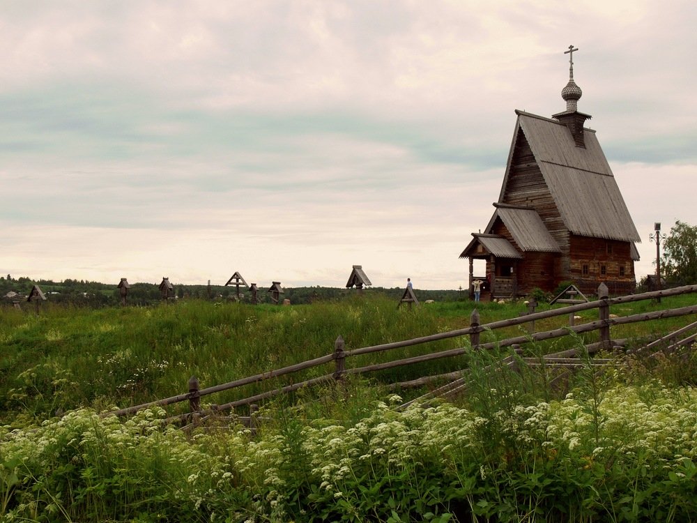 Церковь Воскресения и старый погост.