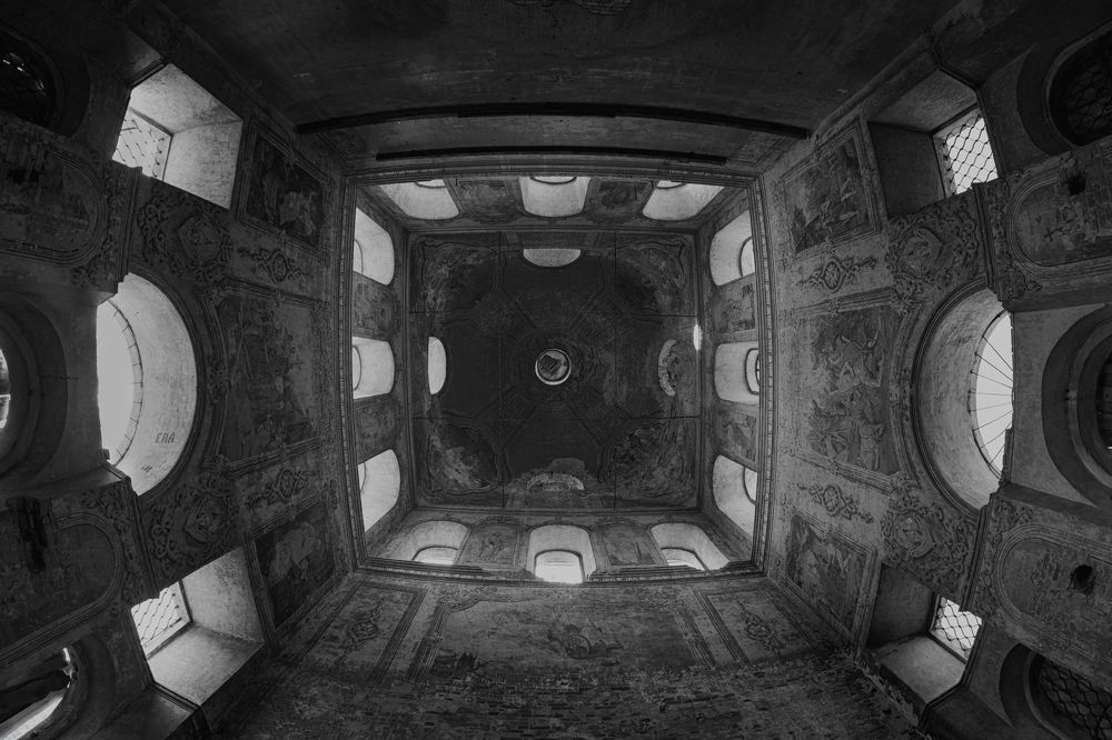 Под церковными сводами