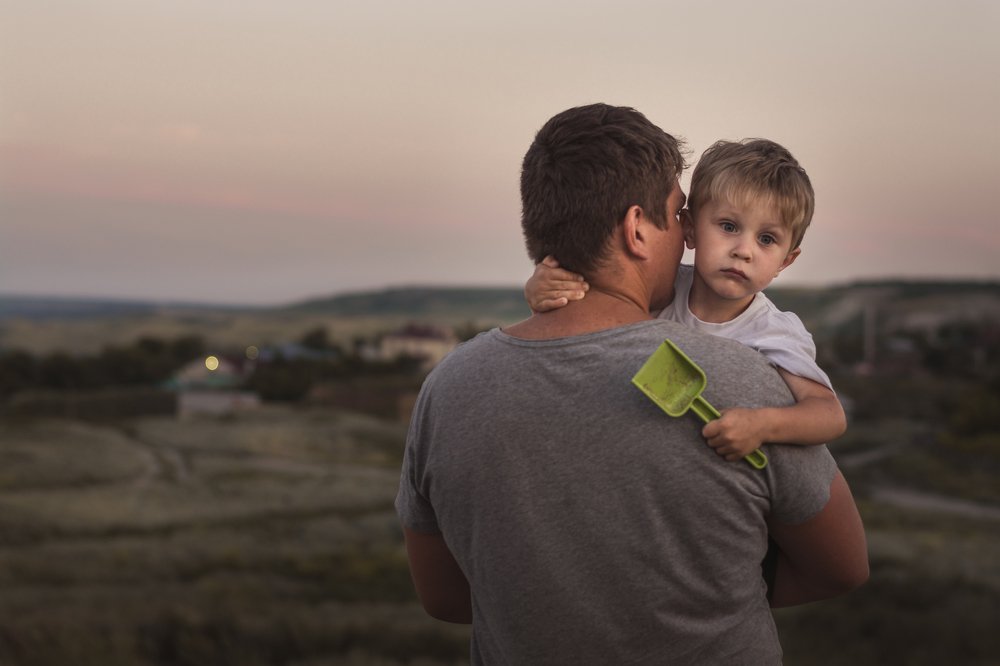 за папиной спиной