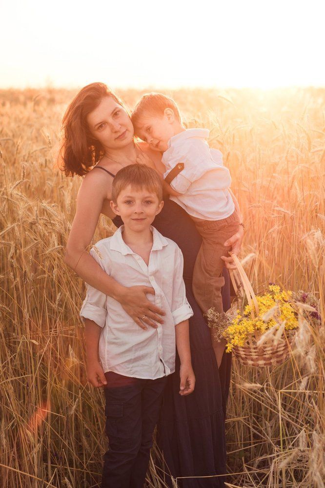 Под маминым крылом