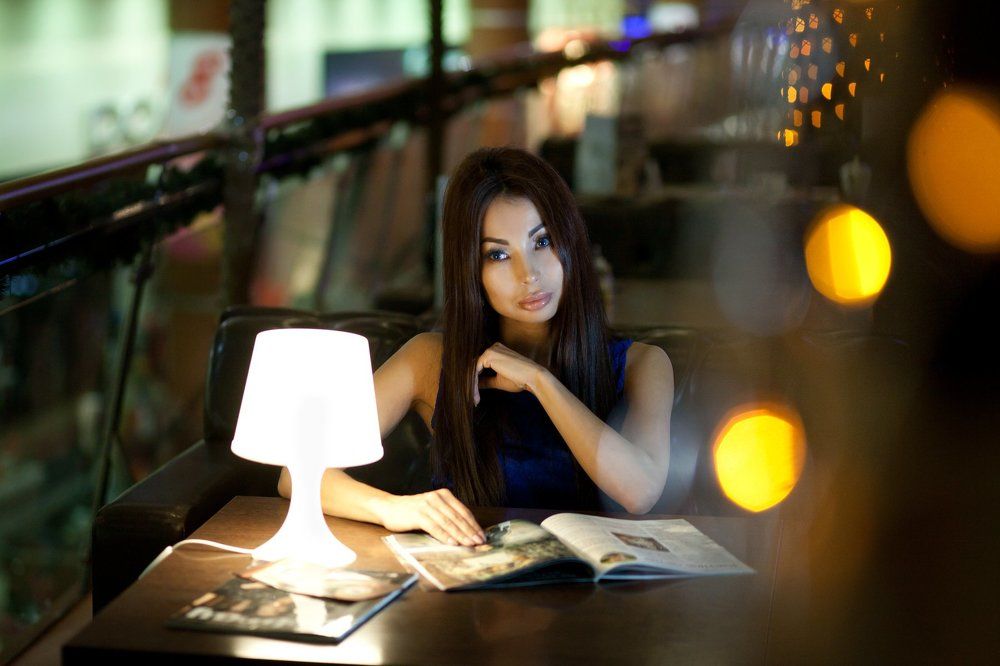 Красавица за столиком в кафе.