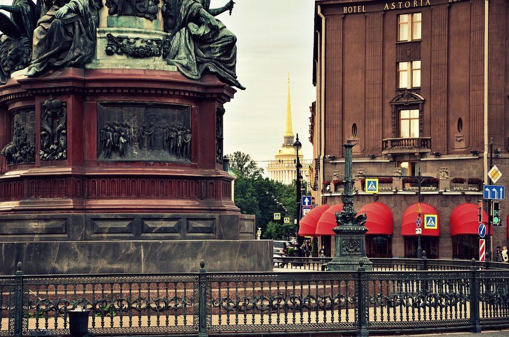 На площади перед Исаакиевским Собором