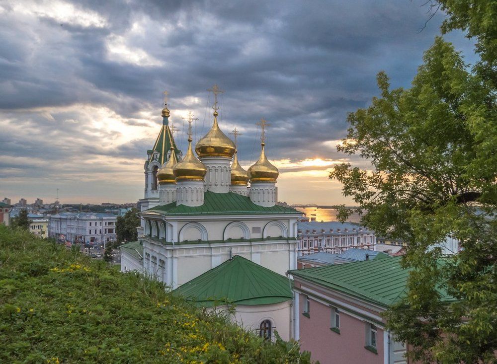 Переливался закат с куполами