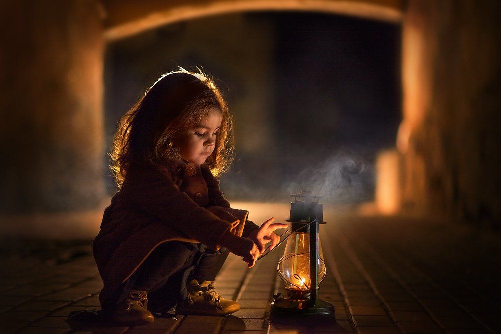 Девочка с лампой