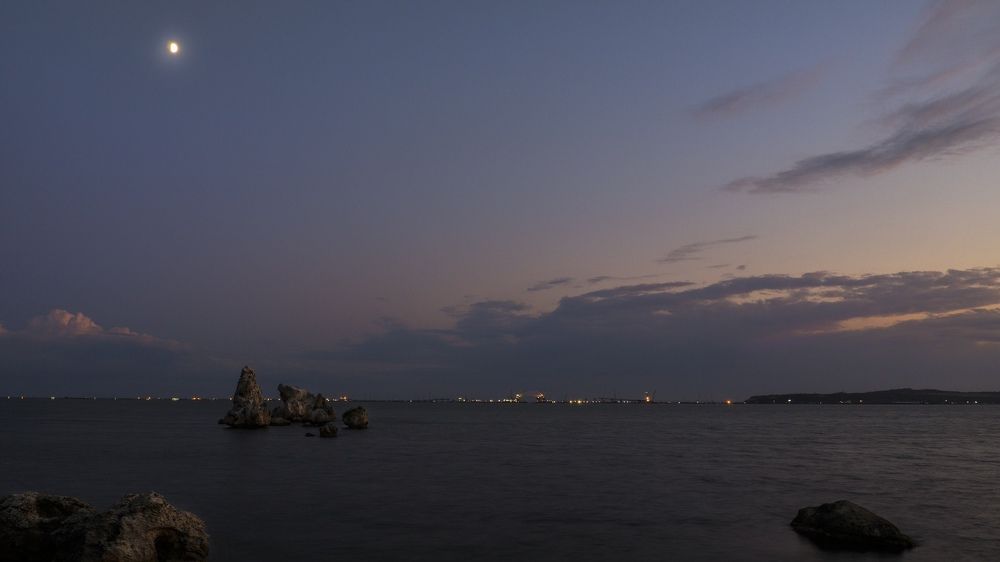 Вид на строительство Керченского моста, в Керченском проливе.