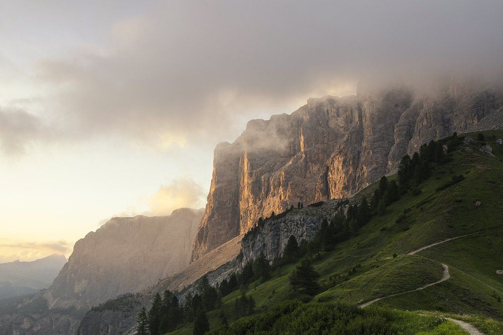 Первые лучи рассветного солнца ...