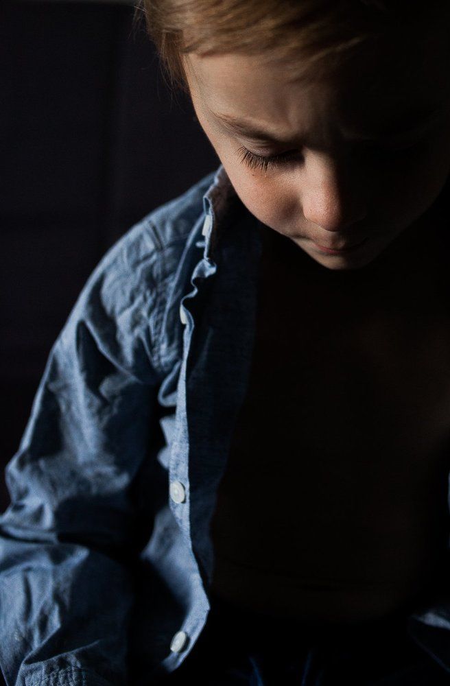 Нахмурив брови