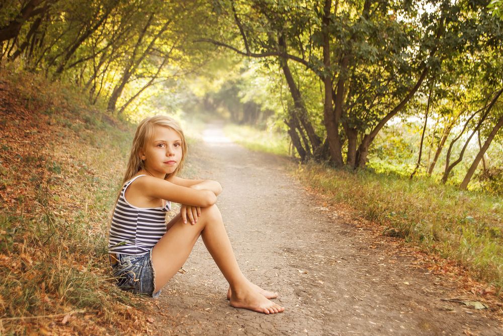 Девочка в летнем парке