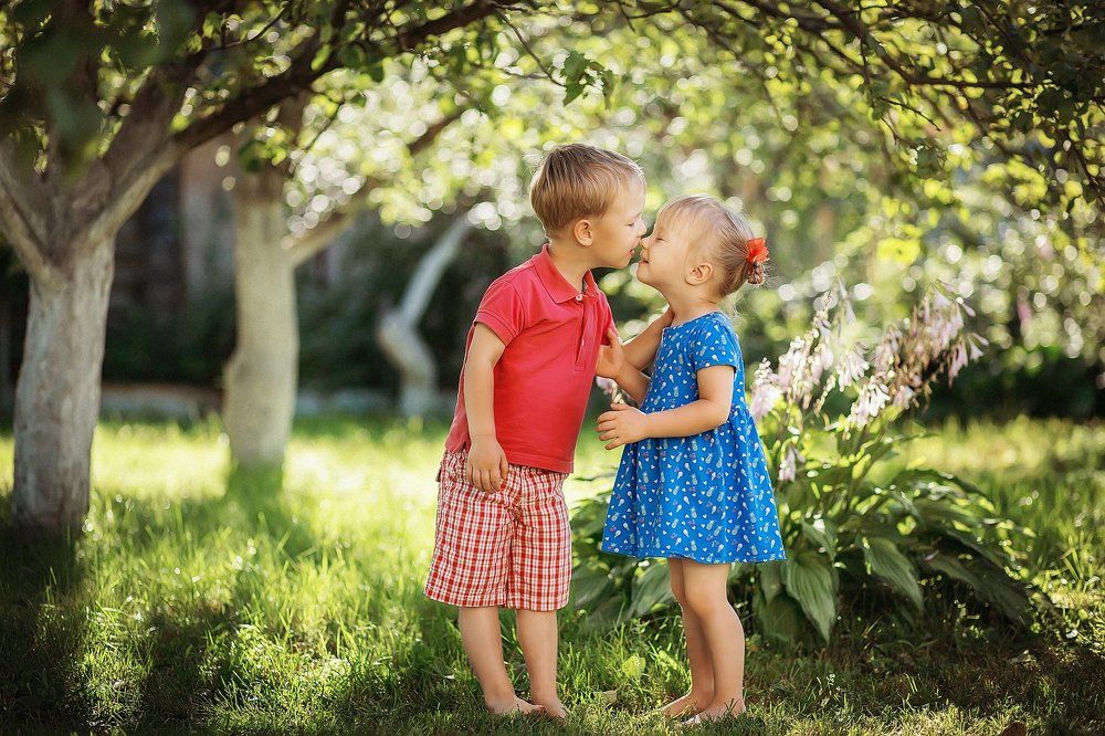 Большая любовь маленьких братика и сестрички