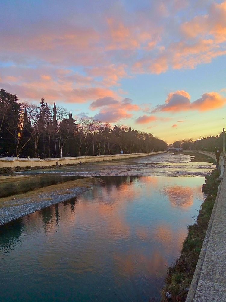 Розовый закат над рекой Сочи