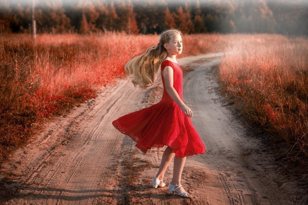 танцующая в красном