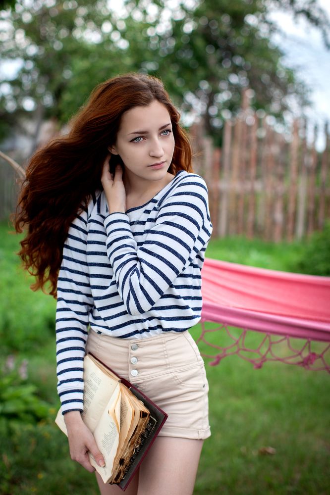 девушка с книгой