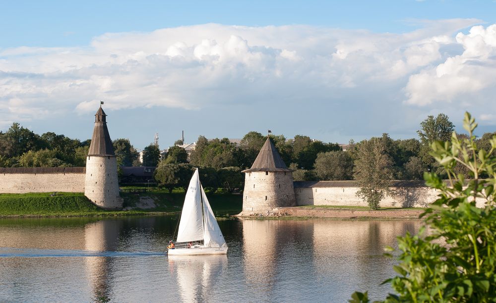 Белеет парус одинокий...