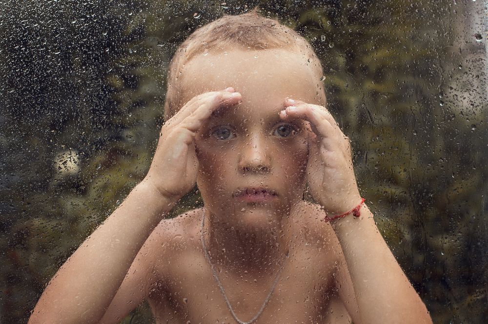 За стеклом...