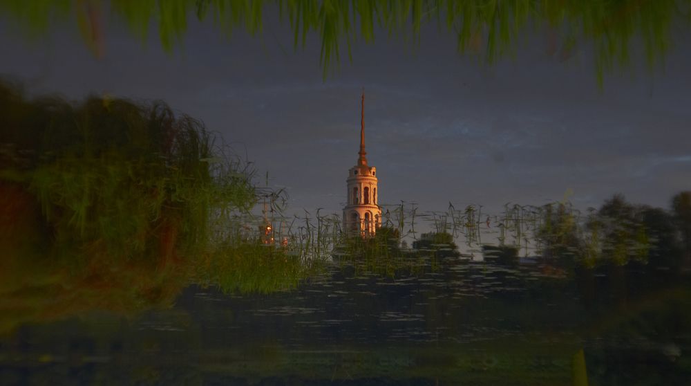 колокольня в отражении