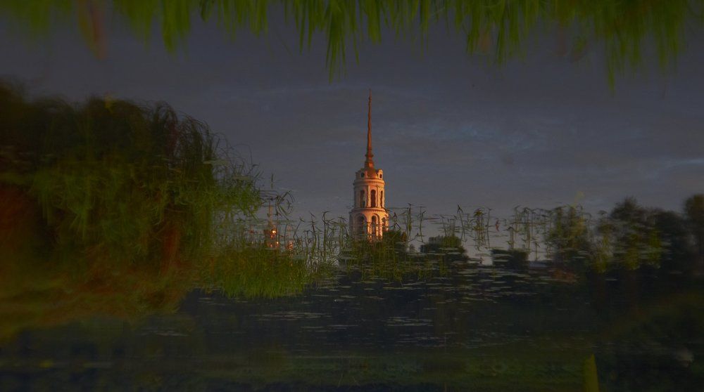 колокольня в отражении