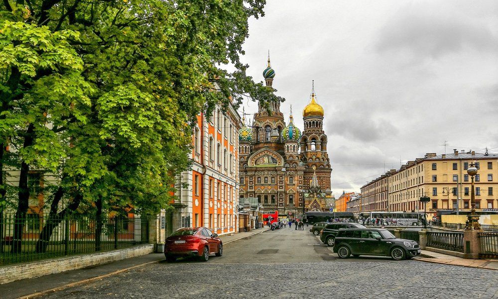 В нескольких шагах