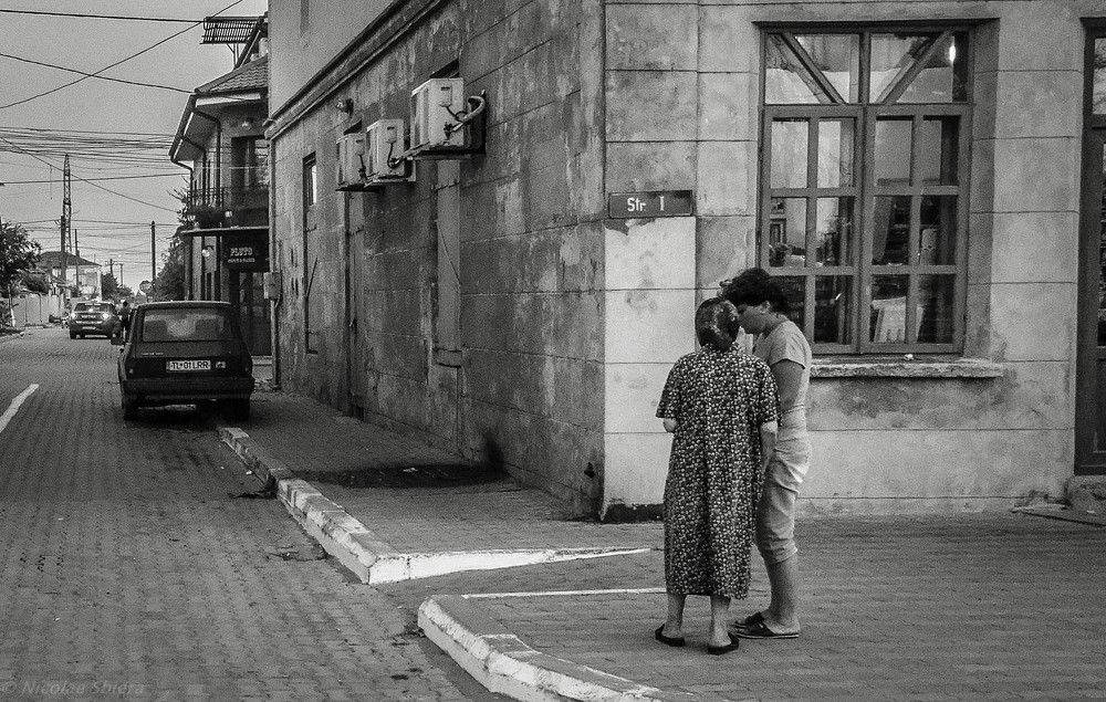 little chat at the corner