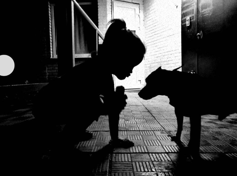 Она хочет поцеловать Его, а он мороженое.