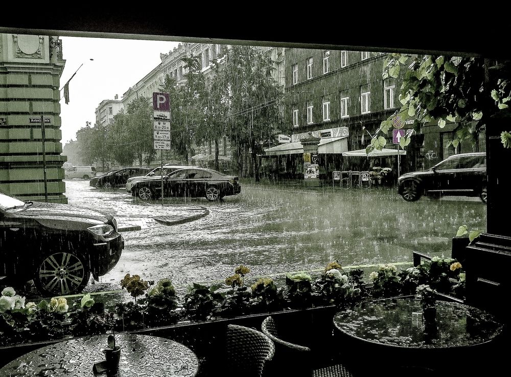 Летний ливень за террасой кафе.