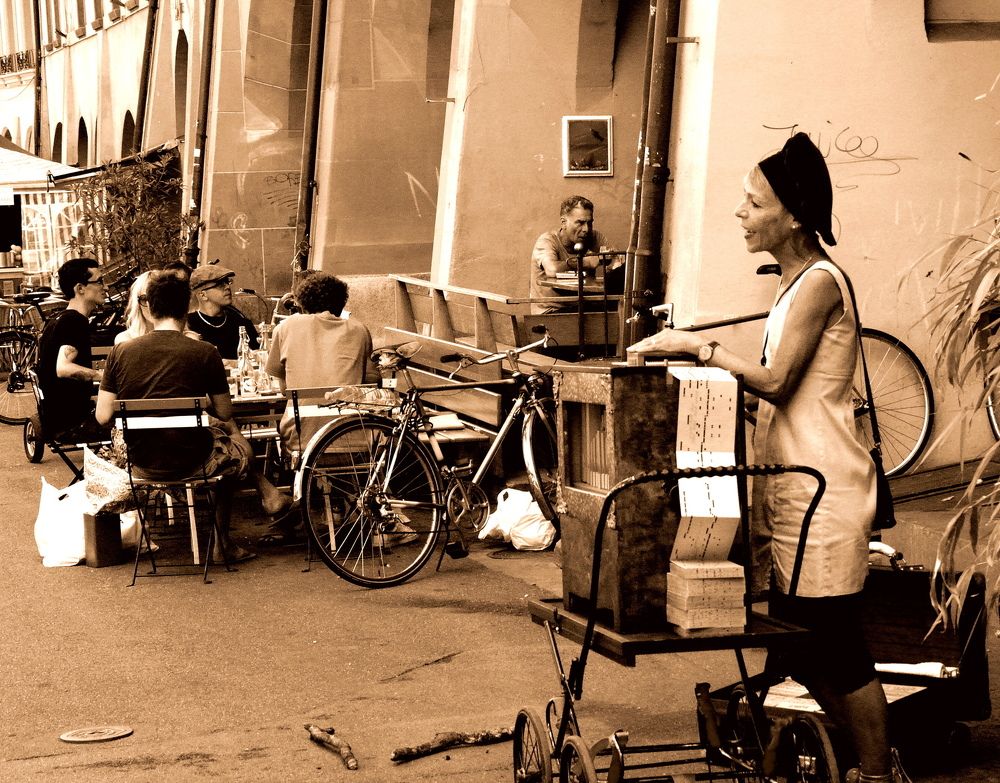 Грустная шарманщица.