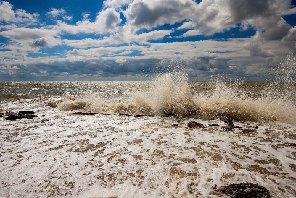 Морской прибой в ветреный день