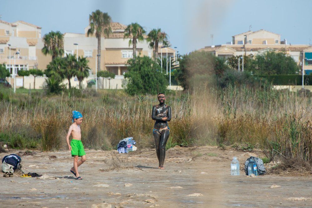 Грязевые ванны на солёном озере в Торревьеха, Испания.
