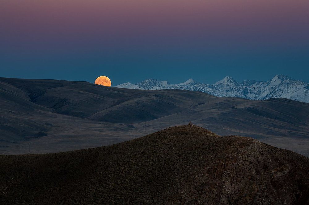 Восход полной Луны.