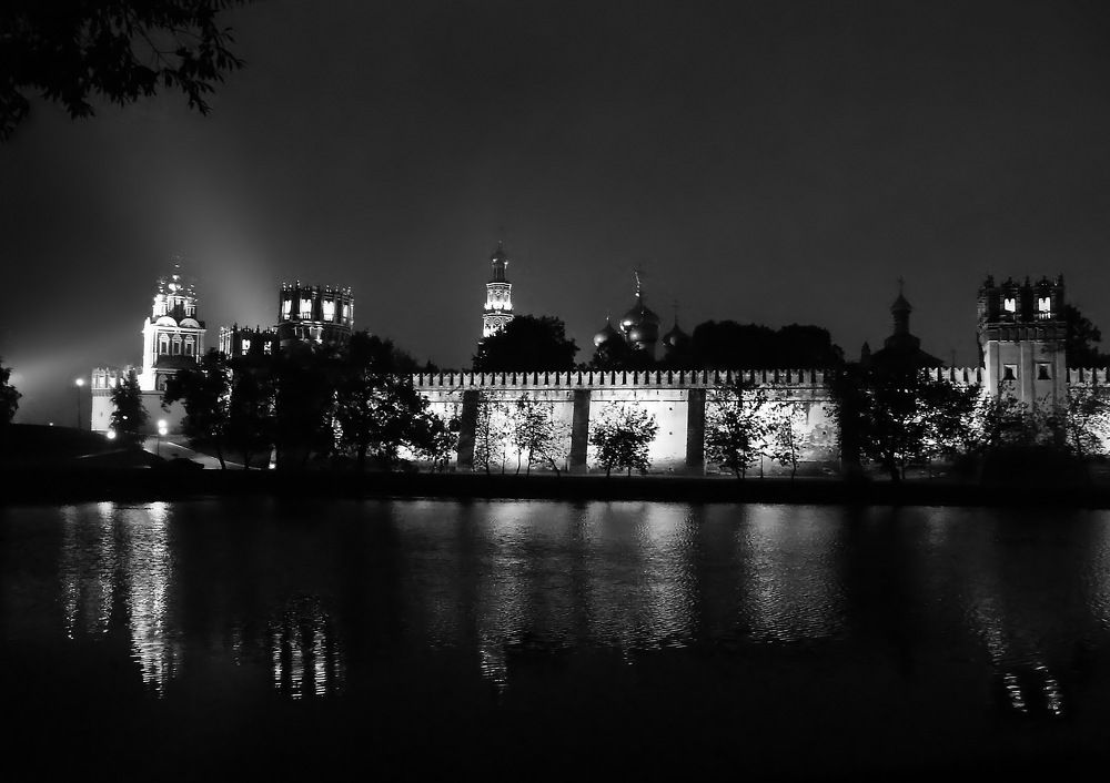 Новодевичий монастырь. Ночь.