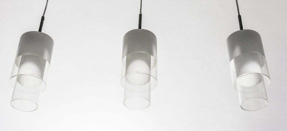 Три белых лампы на белом потолке