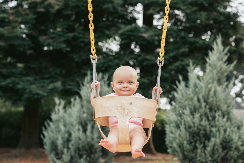 Ребенок на качели