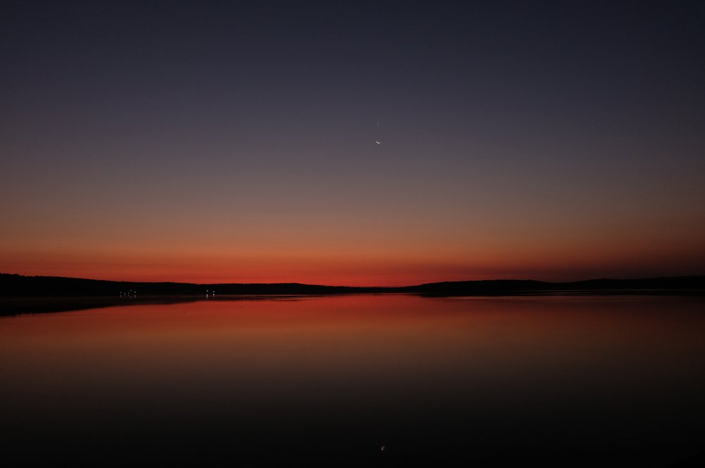 Рассвет  над озером Тамбукан