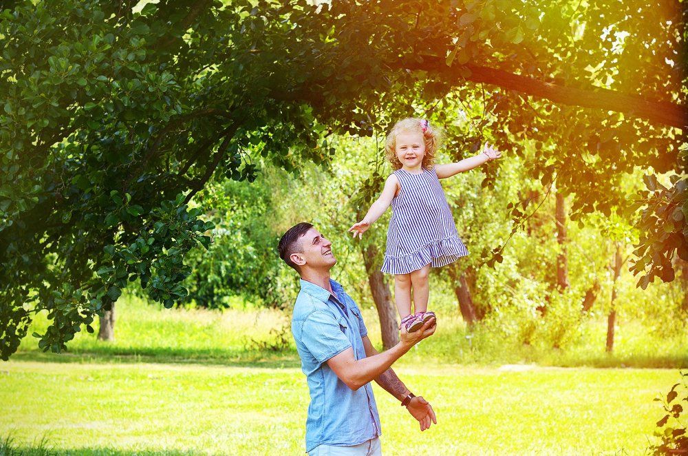 Такие надежные папины руки