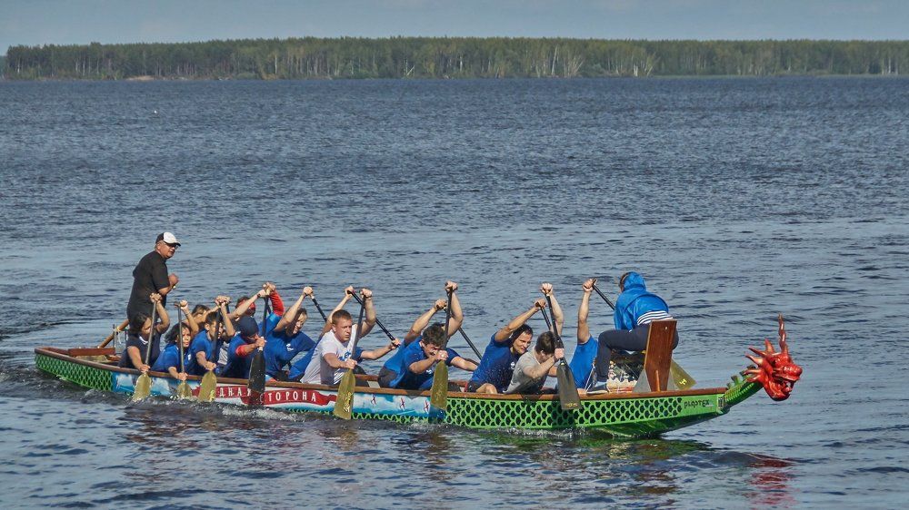 Гонки на лодках "Дракон".