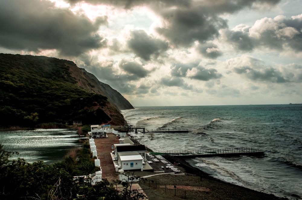 Две грани водной стихии: спокойствие и возмущение...