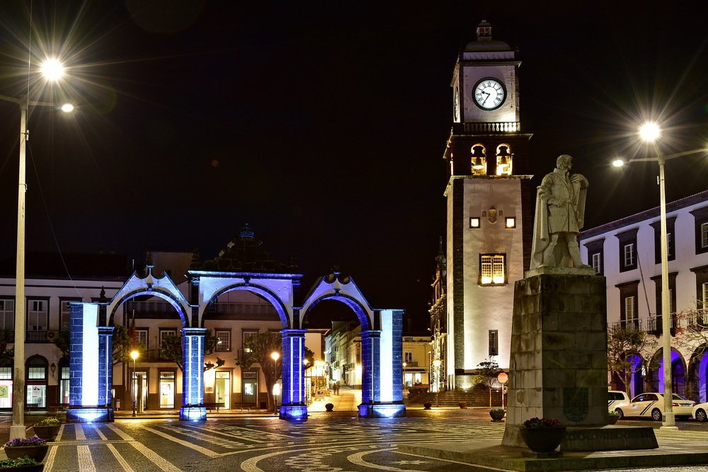 Площадь Республики с вечерней подсветкой.