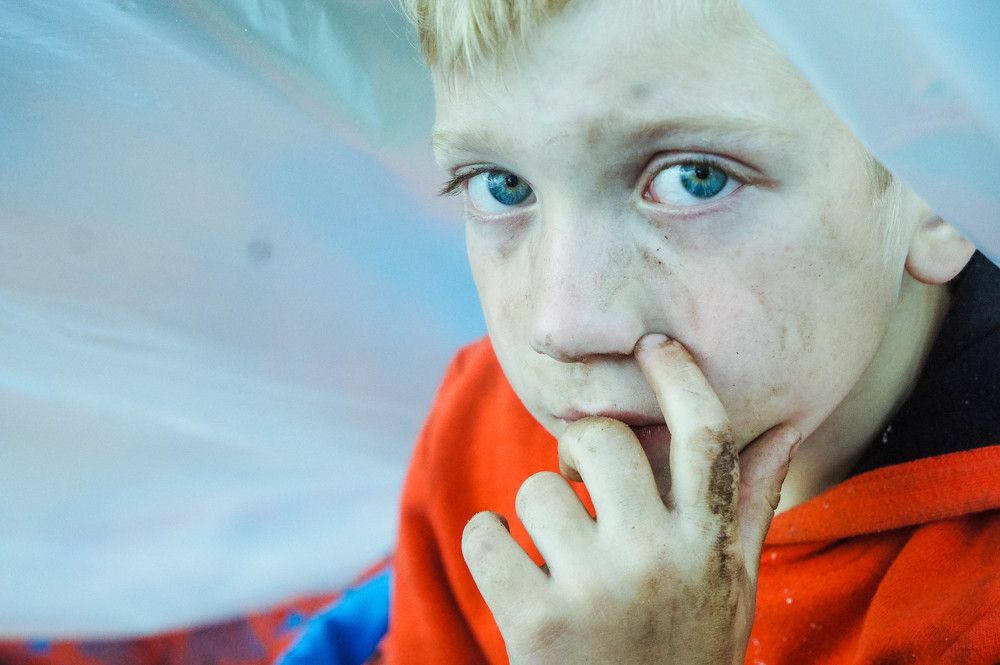 Юный Робинзон в шалаше