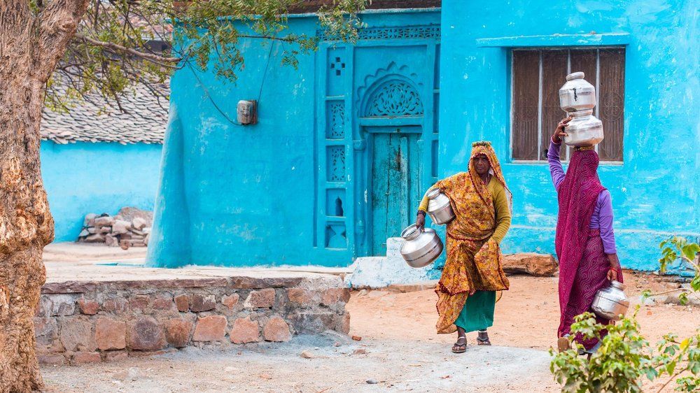 Девушки идут за водой