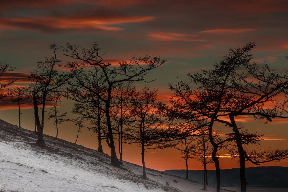 Огненный закат на зимнем Байкале.