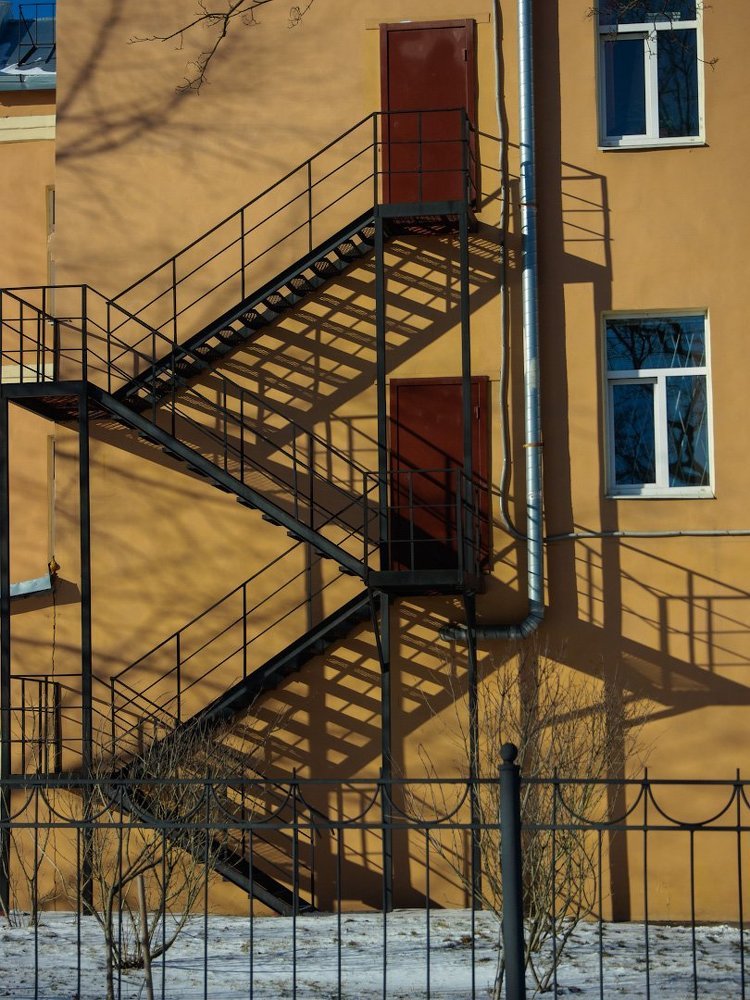 Желтый. Лестница